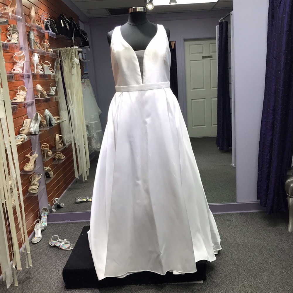 Lia Mia - Style 9225 - Size 26 - Ivory